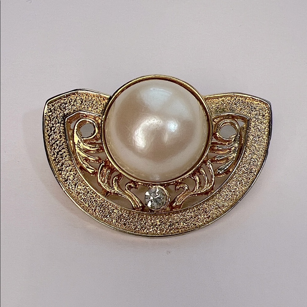 Park Lane Gold and White Brooch with Pearl